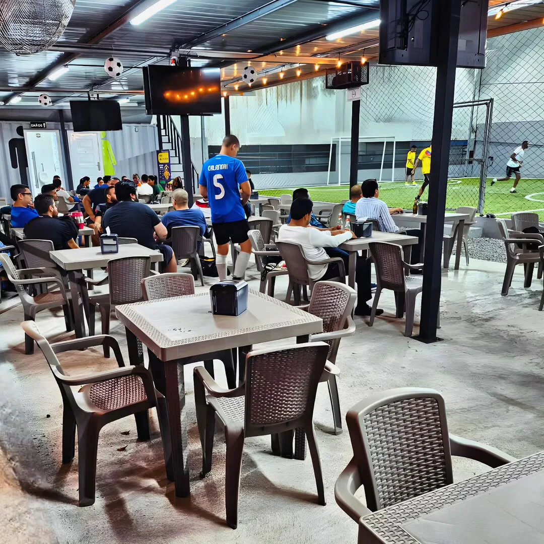1 Hora de Juego en Cancha de Fútbol + 10 Wings + 2 Cubetazos por $50 en Triple Shot - Image 5
