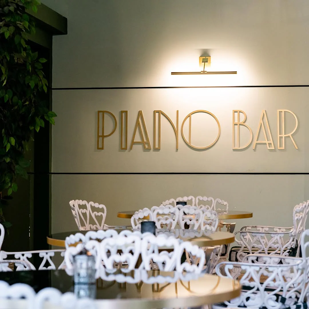 2 Burgers de la Casa + Papas con Ajo y Mantequilla + 2 Bebidas por solo $25 en Piano Bar - Image 3