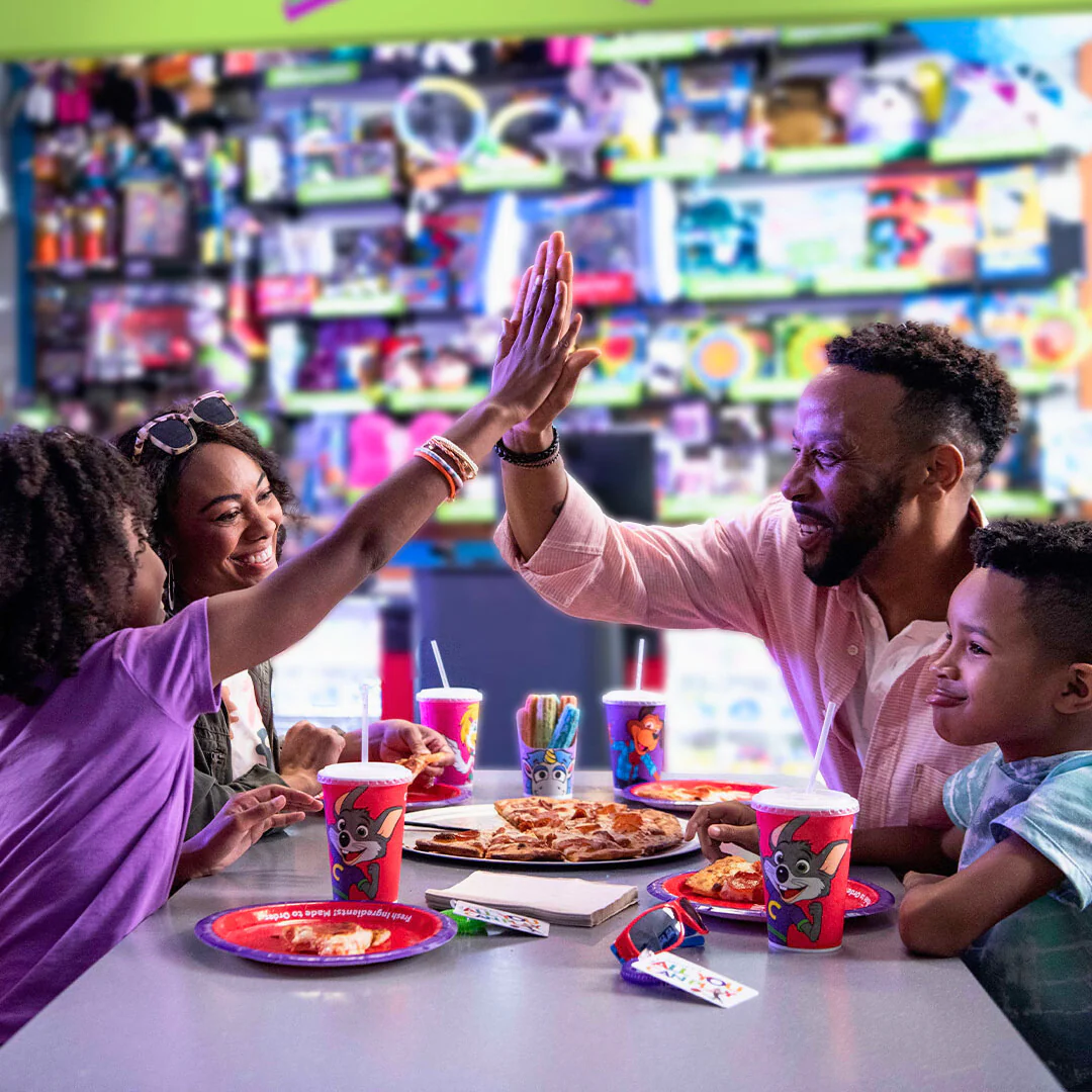 2 Horas de Juegos Ilimitado para 2 Personas + 1 Pizza Regular + 40% Off en HBD desde $15 en Chuck E. Cheese's de Multiplaza - Image 3