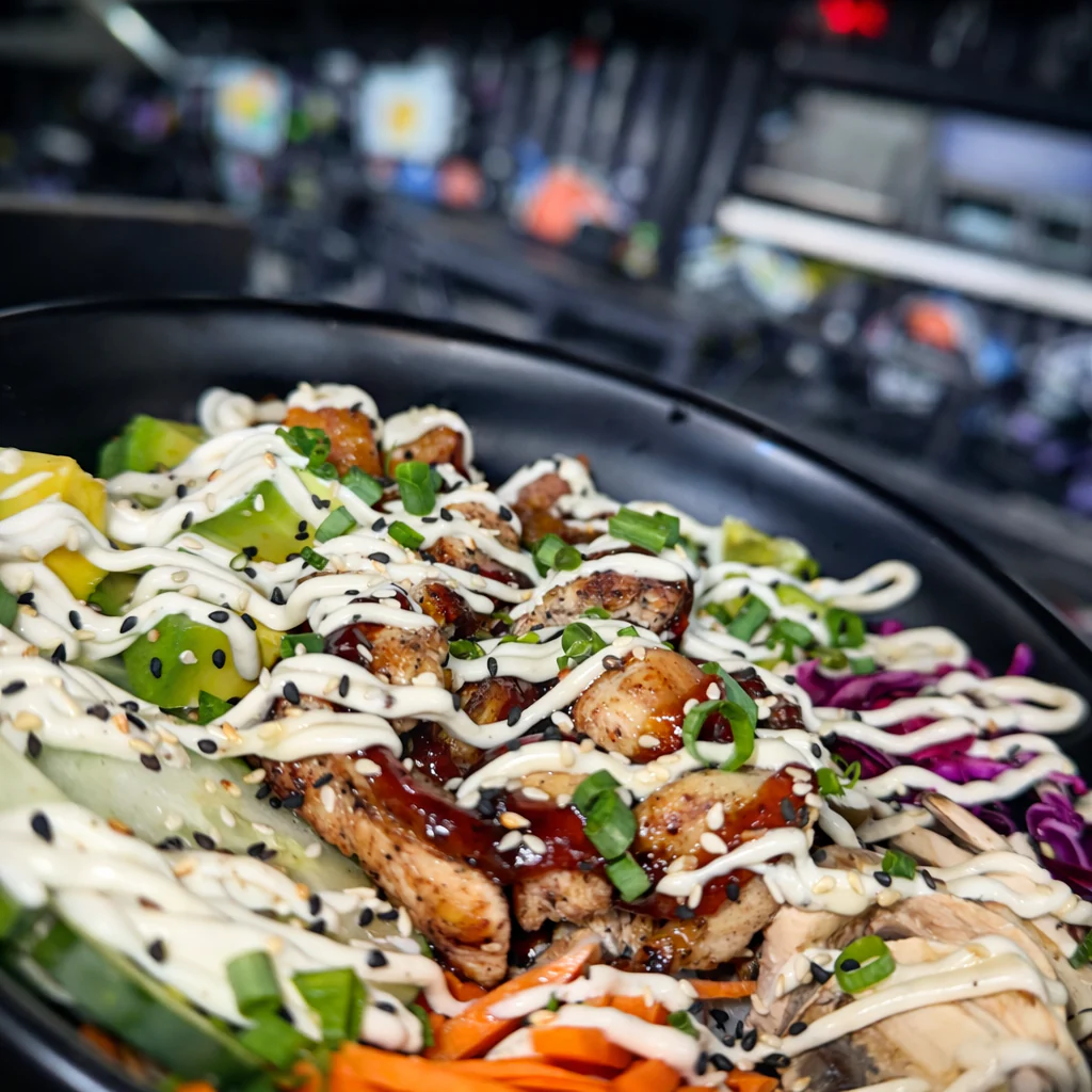2 Poke Bowls + Entrada de Gyosas + Bebidas por solo $15 en Sushi Street - Image 3