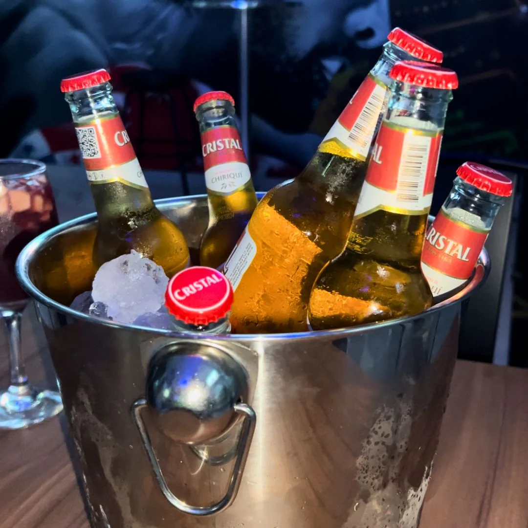 20 Alitas + 3 Empanadas + Cubetazo de Cervezas o 1 Litro de Soda por solo $18 en La Hincha Brava Sport Bar - Image 3