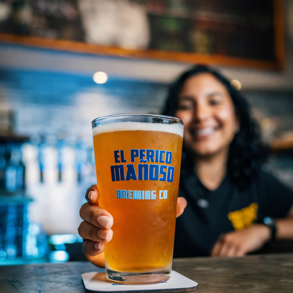Cata de 4 Cervezas Artesanales + Vaso Pinta por solo $10 en El Perico Mañoso - Image 5
