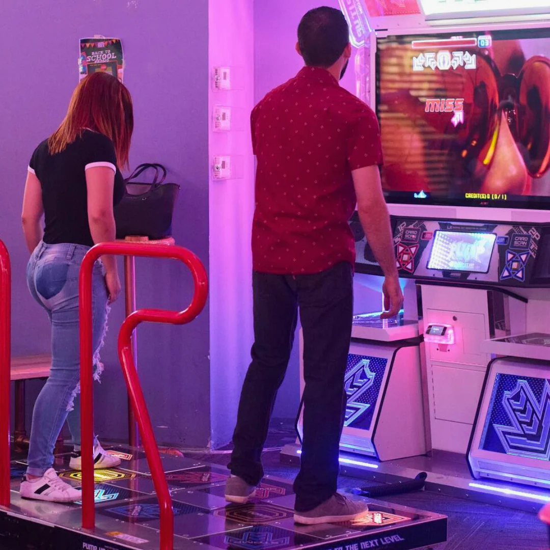 2 Horas de Juego Ilimitado + Pizza Mediana + Jarra de Soda para 2 Personas por $15 en Johnny & Red’s - Image 5