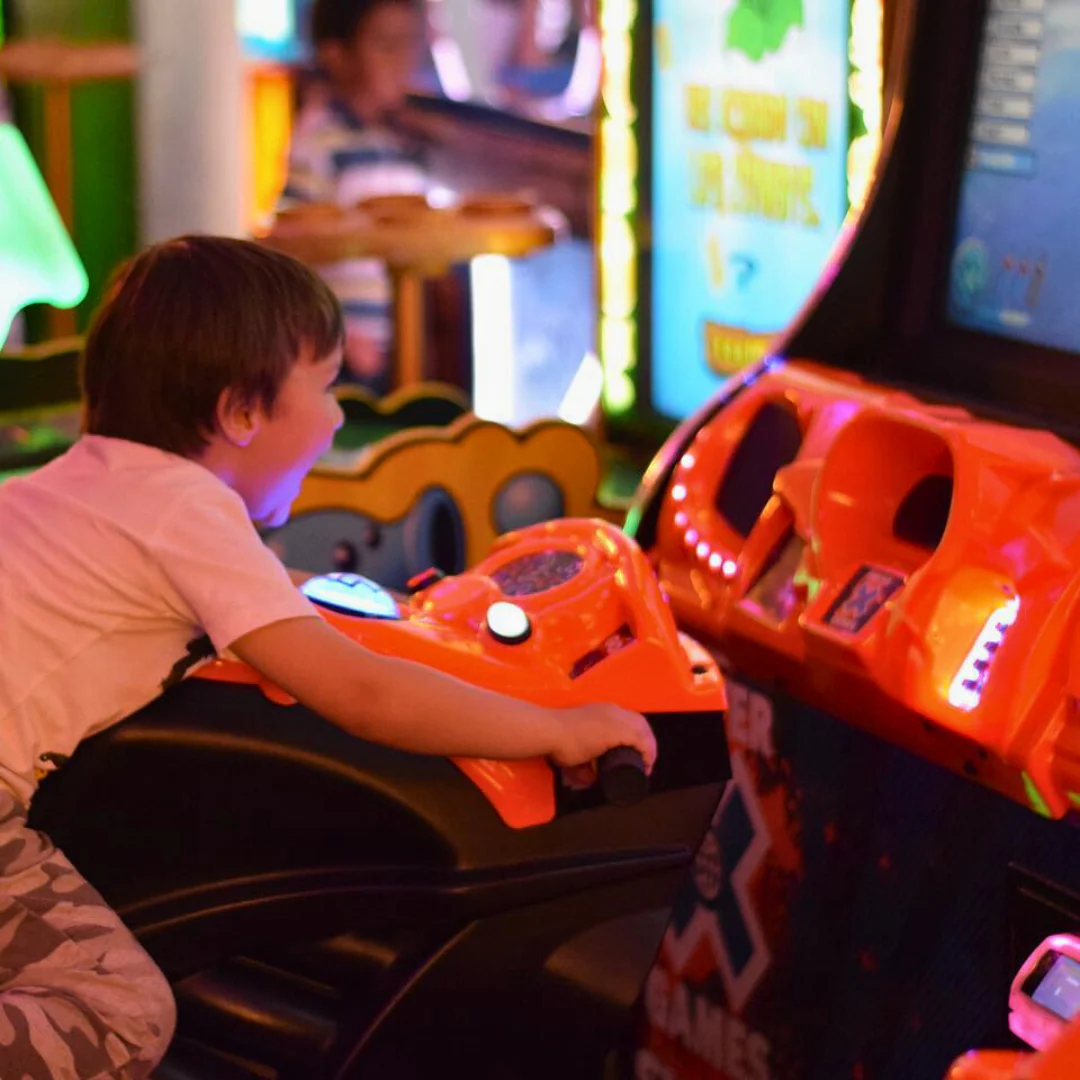 2 Horas de Juego Ilimitado + Pizza Mediana + Jarra de Soda para 2 Personas por $15 en Johnny & Red’s - Image 6
