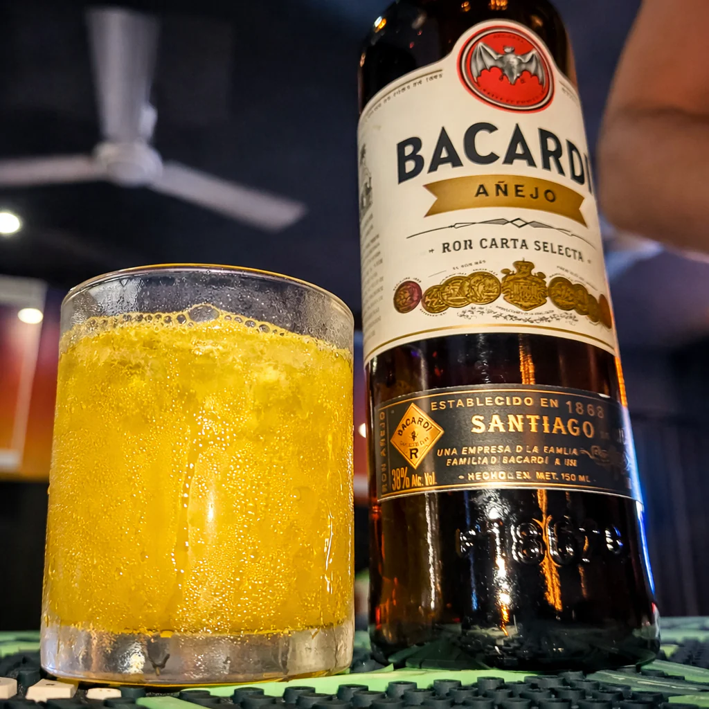 Open Bar por 1 Hora + Vaso Coleccionable Drink Stop + Entrada a Chill Out para 2 Personas por $10 en Drink Stop - Image 5