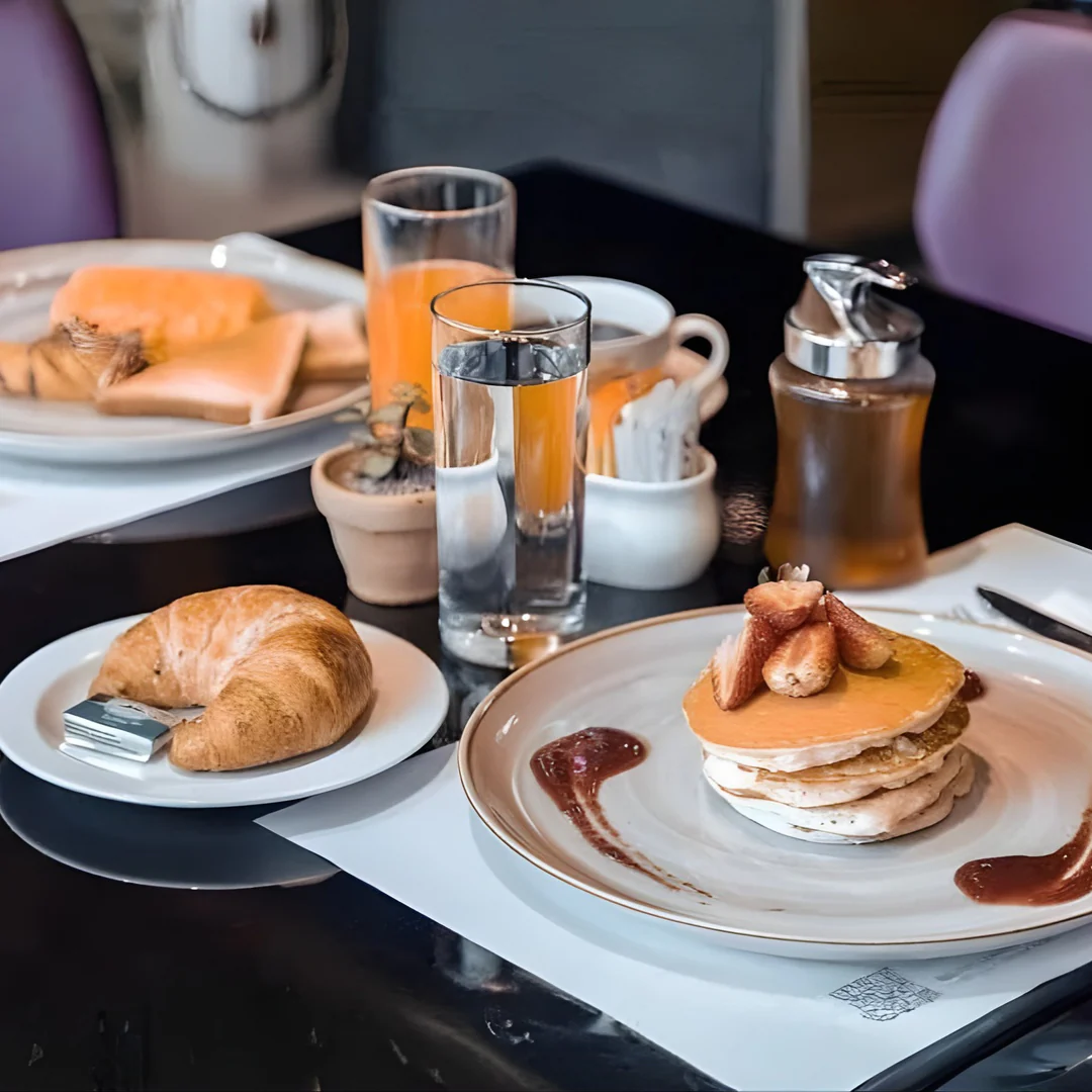 Estadía en SUITE + Botella de Vino y Tabla de Fríos + Desayuno para 2 Personas por $99 en Hotel Exe Oriental - Image 3