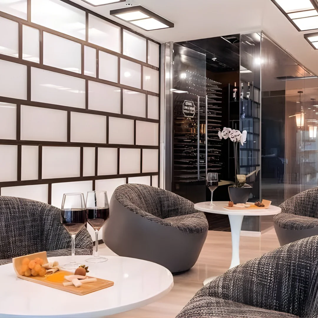 Estadía en SUITE + Botella de Vino y Tabla de Fríos + Desayuno para 2 Personas por $99 en Hotel Exe Oriental - Image 5