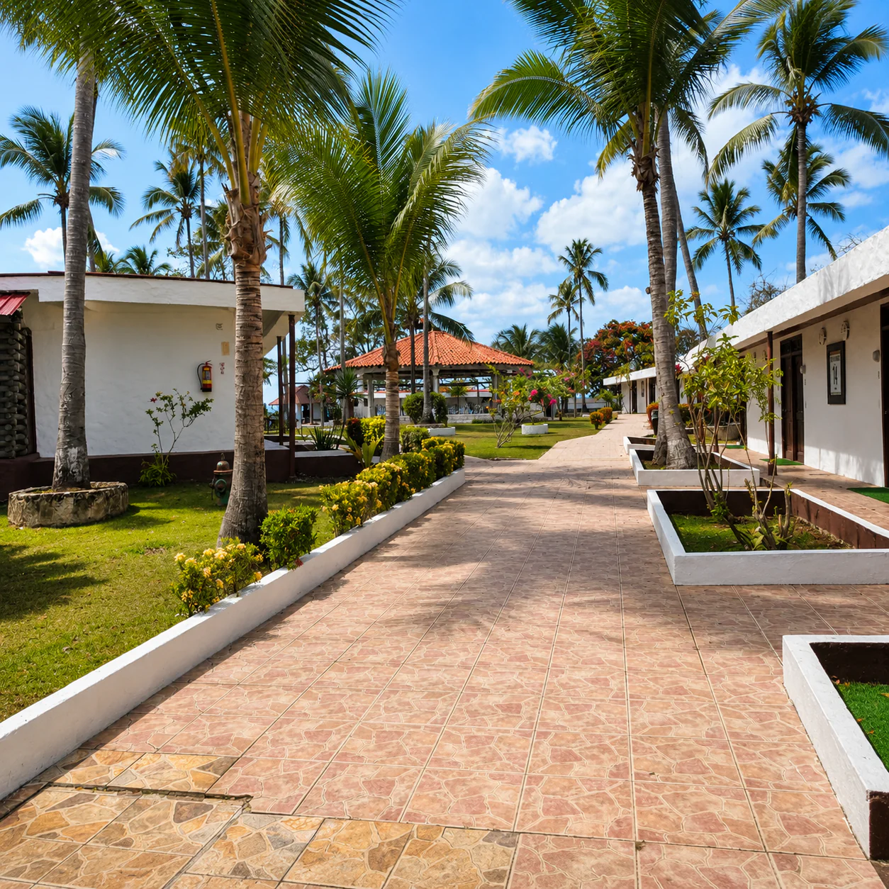 Estadía para 2 Personas + Tour de Isla + Posible Avistamiento de Ballenas por $120 en Hotel Punta Galeón Resort - Image 3