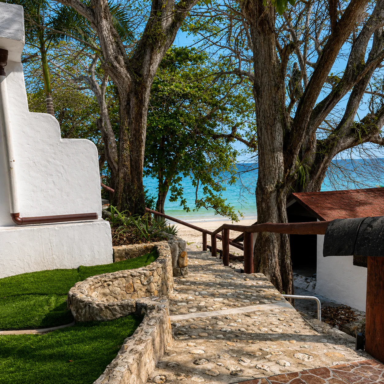 Estadía para 2 Personas + Tour de Isla + Posible Avistamiento de Ballenas por $120 en Hotel Punta Galeón Resort - Image 6