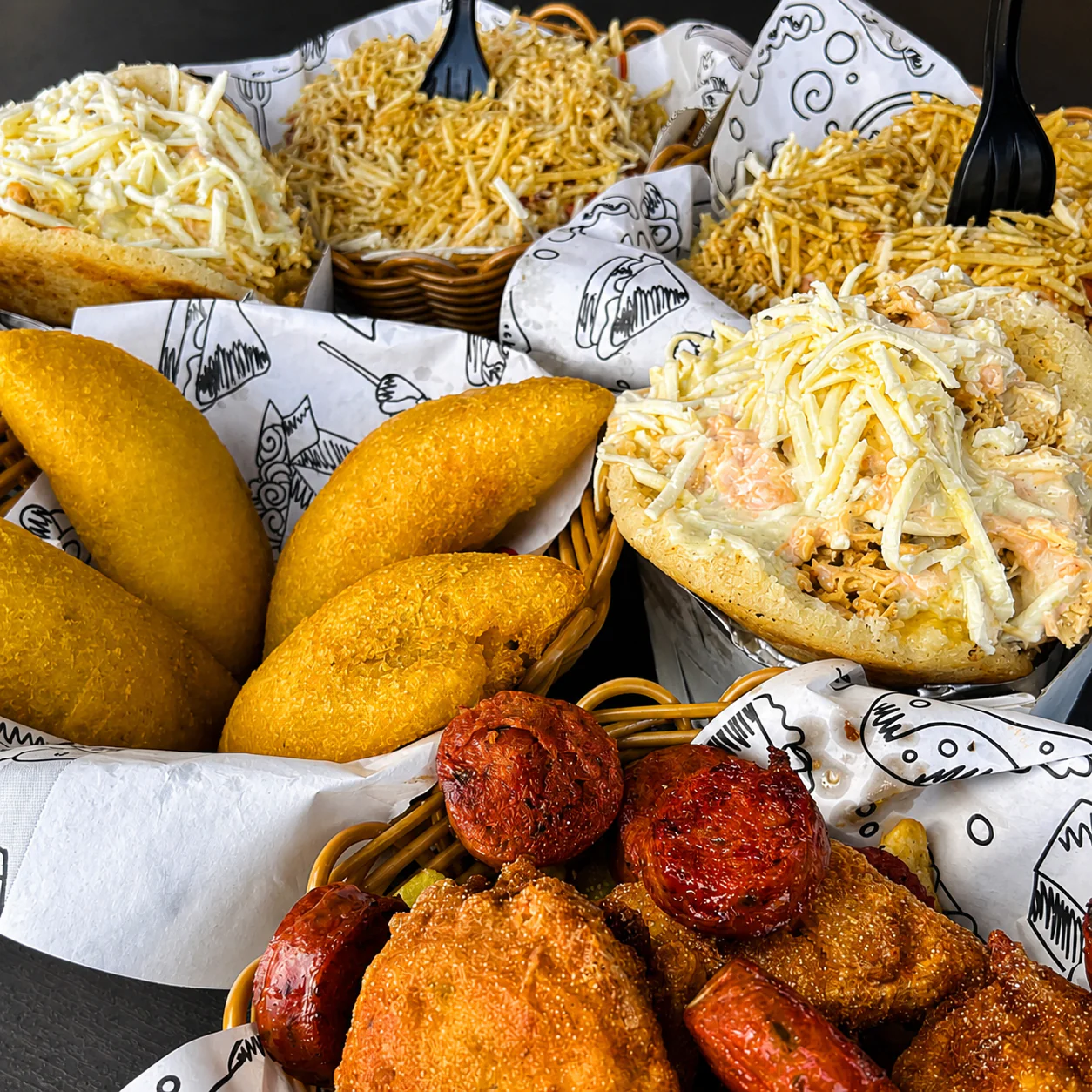 Paga $12 y Consume $20 en Comidas y Bebidas en Arepitas Q Chimba - Image 3