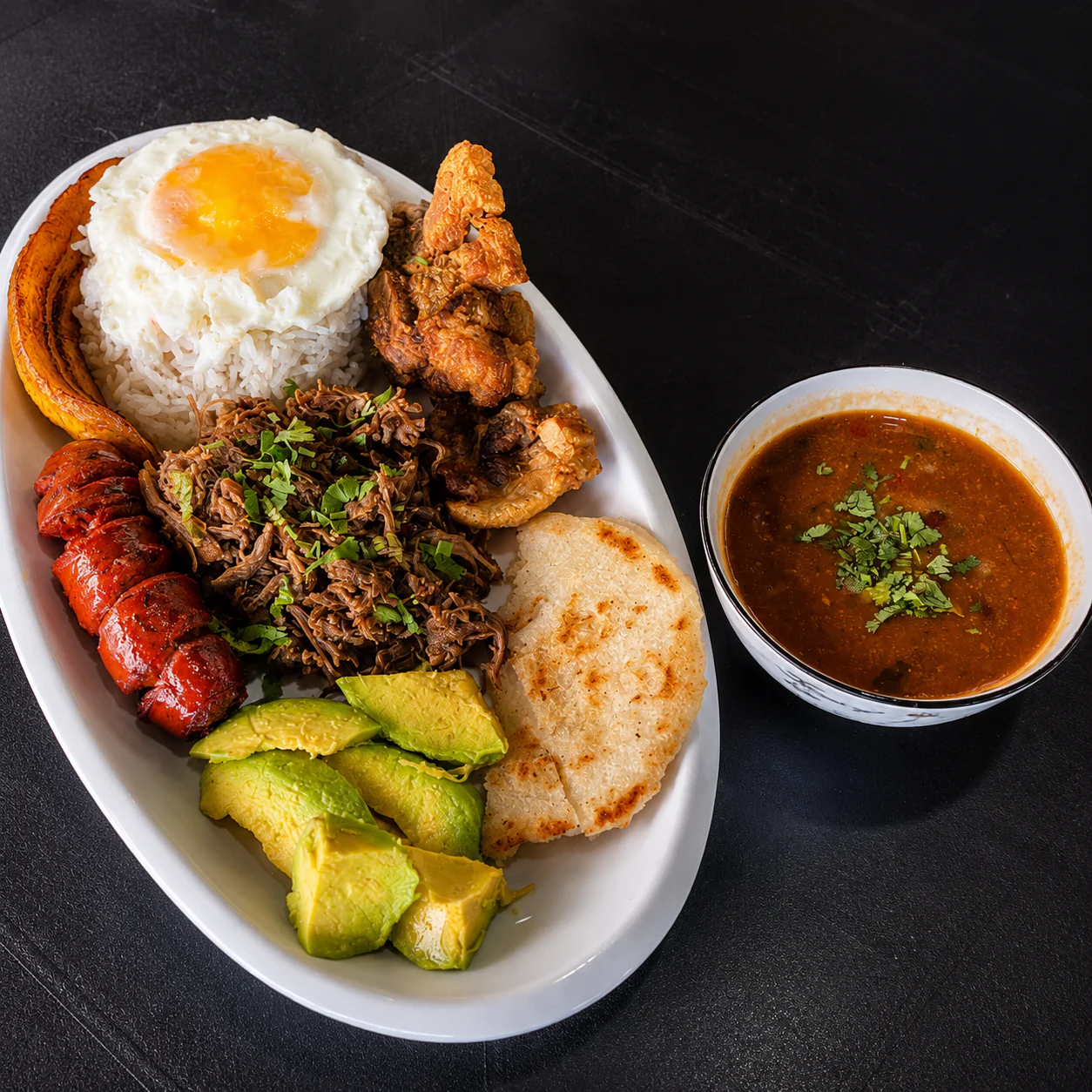 Paga $12 y Consume $20 en Comidas y Bebidas en Arepitas Q Chimba - Image 6