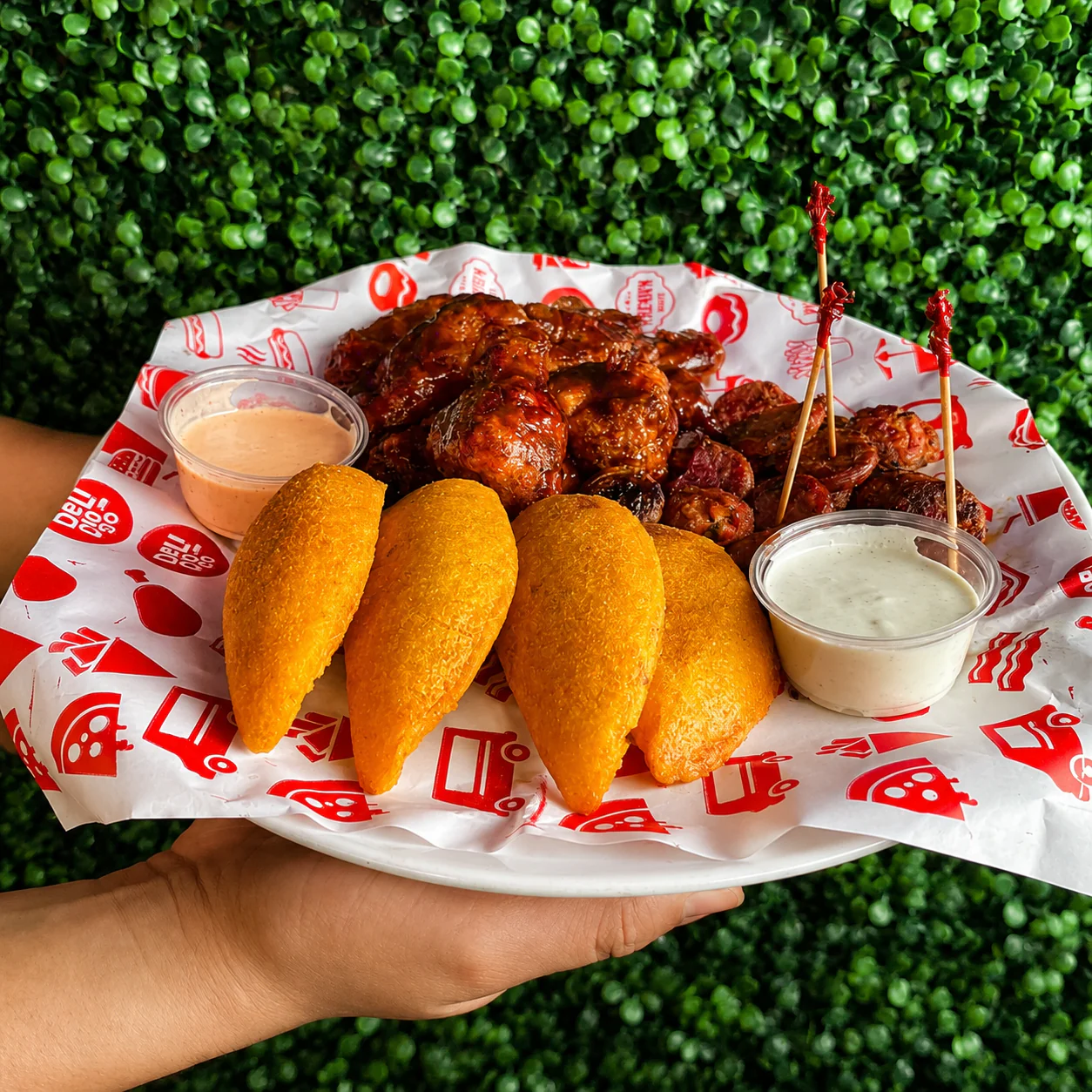 Paga $12 y Consume $20 en Comidas y Bebidas en Arepitas Q Chimba - Image 8