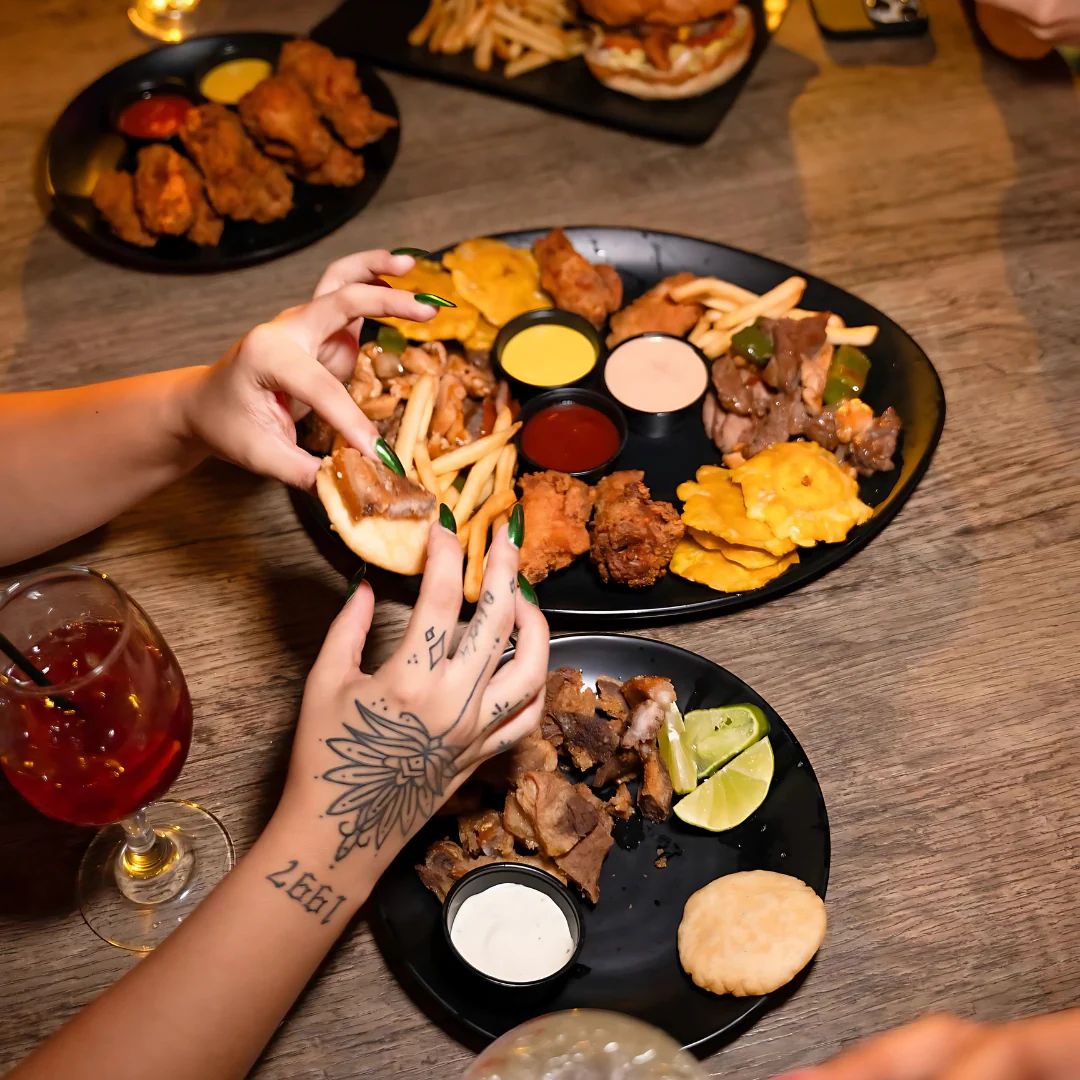 Paga $20 y Consume $35 en Comidas y Bebidas en Par de Pintas - Image 7