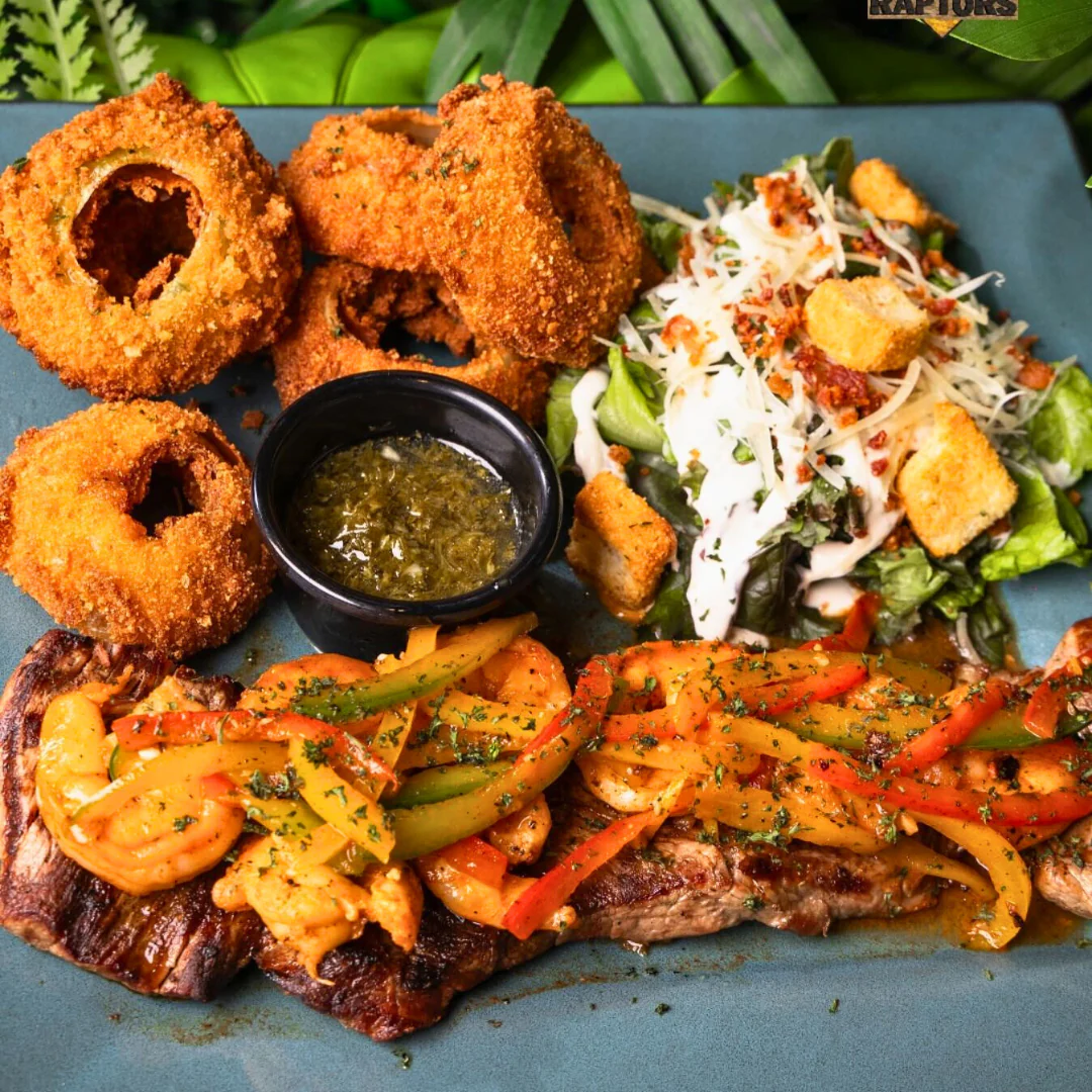Paga $20 y Consume $35 en todo el Menú de Comidas y Bebidas en Raptors – Altaplaza - Image 3