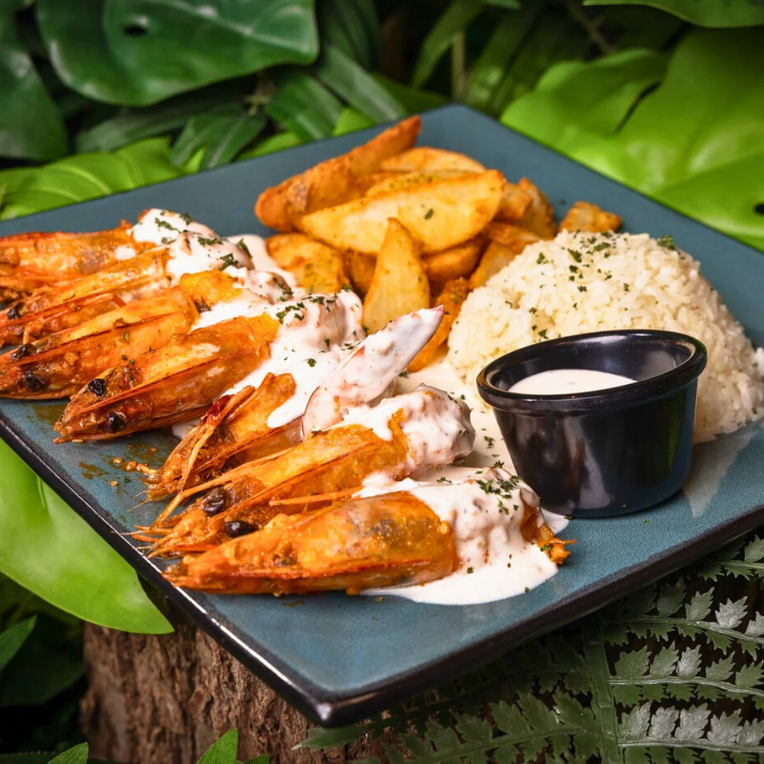 Paga $20 y Consume $35 en todo el Menú de Comidas y Bebidas en Raptors – Altaplaza - Image 4