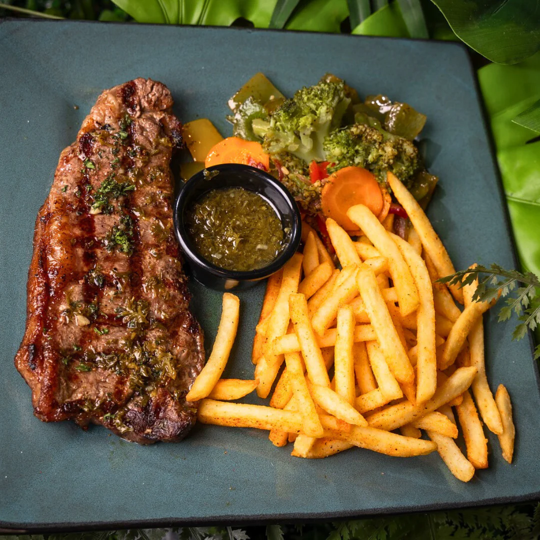 Paga $20 y Consume $35 en todo el Menú de Comidas y Bebidas en Raptors – Altaplaza - Image 8